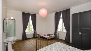 ein Badezimmer mit Dusche, Waschbecken und Toilette in der Unterkunft La Maison d'Elise in Usson-du-Poitou