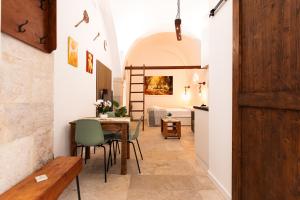 a kitchen and dining room with a table and chairs at Carpe Diem - Dimora Rustica in Corato