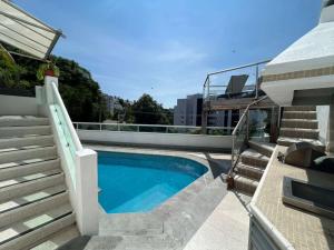 una piscina en la azotea de un edificio en Manzanillo Beautiful Views Private Pool, en Manzanillo