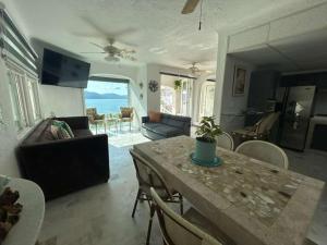 una sala de estar con una mesa y un sofá en Manzanillo Beautiful Views Private Pool, en Manzanillo