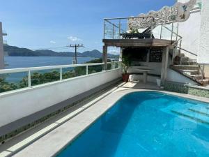 una piscina en un balcón con vistas al agua en Manzanillo Beautiful Views Private Pool, en Manzanillo
