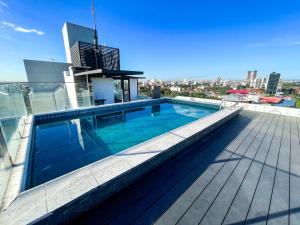 a swimming pool on the roof of a building at 2-bedroom apartment & Free parking in Santa Cruz de la Sierra