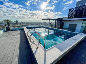 a swimming pool on the roof of a building at 2-bedroom apartment & Free parking in Santa Cruz de la Sierra +2 photos
