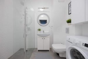 Ένα μπάνιο στο Blue Apartment in Warsaw with Desk for Remote Work and Parking by Noclegi Renters