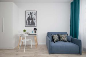 Χώρος καθιστικού στο Blue Apartment in Warsaw with Desk for Remote Work and Parking by Noclegi Renters