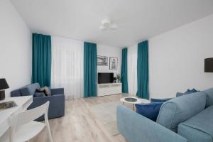 Μια τηλεόραση ή/και κέντρο ψυχαγωγίας στο Blue Apartment in Warsaw with Desk for Remote Work and Parking by Noclegi Renters