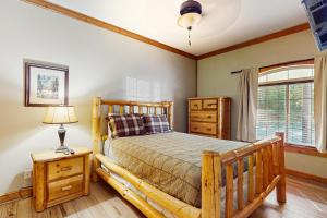 Un dormitorio con una cama y una cómoda y una ventana. en Smoky Haven, en Pittman Center 14 fotos más