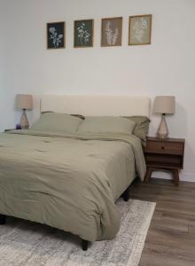 Un dormitorio con una cama y dos lámparas sobre una mesa. en Townhome in North Austin, en Austin 12 fotos más