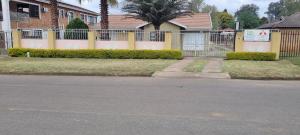 an empty street with a fence and a house at Viks Bed and Breakfast in Greytown +13 photos