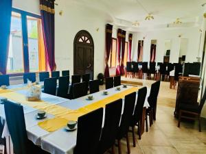 ein großer Tagungsraum mit einem langen Tisch und Stühlen in der Unterkunft Hotelino Stare Miasto Częstochowa in Częstochowa + 25 Fotos