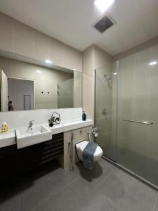 Un baño con inodoro, lavabo y ducha. en Wonderful Seaview Studio 4Pax 118 Island Plaza, en George Town