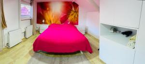 ein Raum mit einem rosa Tisch in der Mitte in der Unterkunft DIANA'S House in Tbilisi City