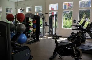 Un gimnasio con bicicletas y aparatos de ejercicio en una habitación. en Townhome in North Austin, en Austin