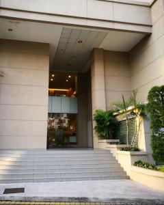 un edificio con escaleras delante de un edificio en Wonderful Seaview Studio 4Pax 118 Island Plaza, en George Town