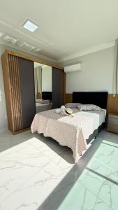 a bedroom with two beds in a room at Apto das Tulipas- 2 Quartos, Apto todo climatizado - à 150m do Parque Termal! in Piratuba