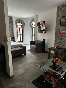 a living room with a bed and a couch at Enzo in Santeagueda
