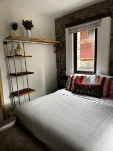 a bedroom with a white bed and a window at Enzo in Santeagueda