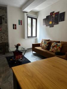 a living room with a couch and a table at Enzo in Santeagueda
