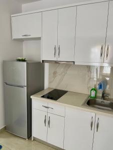 Kuchyň nebo kuchyňský kout v ubytování White Villa Ksamil + 24 fotografií