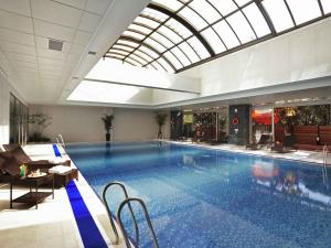 Bazén v ubytování Novotel Ambassador Seoul Gangnam nebo v jeho okolí