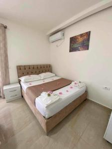 Postel nebo postele na pokoji v ubytování White Villa Ksamil