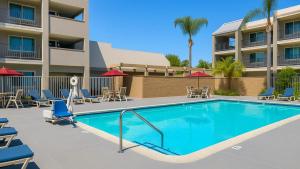 a swimming pool in front of a hotel at Motel 6-Anaheim, CA - Maingate in Anaheim