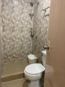 Tarhata Homestay - Whole House - 3 Beds - 2 Baths - 10 paxにあるバスルーム