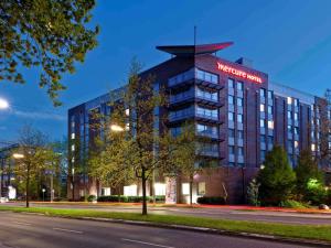 a building with a welcome inn sign on top of it at Mercure Hotel Hamburg am Volkspark in Hamburg
