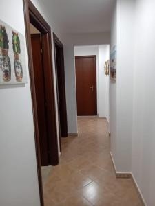 pasillo con 2 puertas y suelo de baldosa en Dolce Rifugio, en Siculiana