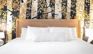 Un dormitorio con una cama blanca con papel pintado negro y amarillo. en Cozy Aspen Getaway Views Fireplace Comfort, en Aspen
