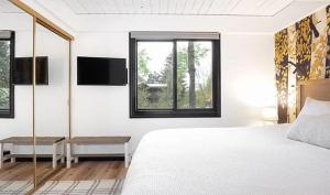 Un dormitorio con una cama blanca y una ventana. en Cozy Aspen Getaway Views Fireplace Comfort, en Aspen 9 fotos más