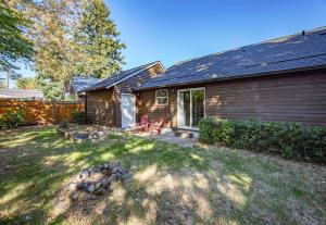una casa in legno con patio e cortile di Devon Court a Hood River