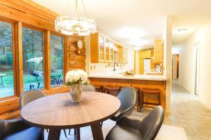 Køkken eller tekøkken på Red Mountain Lodge + 69 billeder