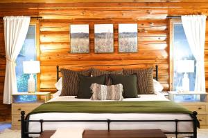 En eller flere senge i et værelse på Red Mountain Lodge