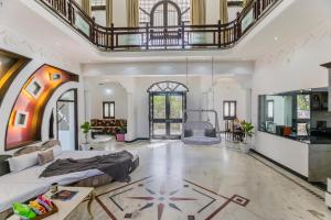 Un dormitorio con una cama y una sala de estar. en Aara - Boutique stay, en Udaipur