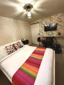 Un dormitorio con una cama grande con techo. en The Hideout-Studio Apartment in Westlands, en Nairobi