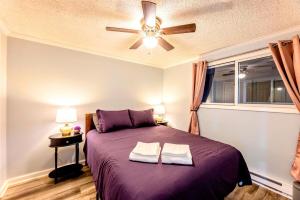 - une chambre avec un lit violet et 2 serviettes dans l'établissement Snowshoe Ski In Ski Out Renovated 2BR, à Snowshoe 34 autres photos