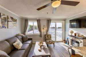 un salon avec un canapé et une cheminée dans l'établissement Snowshoe Ski In Ski Out Renovated 2BR, à Snowshoe