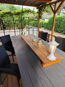 ein Holztisch mit einer Lampe auf einem Deck in der Unterkunft Monteur Ferienwohnungen Auetal in Bad Bodenteich + 4 Fotos