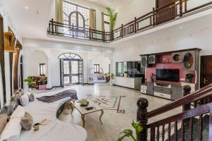 sala de estar amplia con sofá y mesa en Aara - Boutique stay, en Udaipur