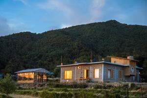 een huis met een berg op de achtergrond bij The Winter Courtyard by AVVAs Stays in Bir