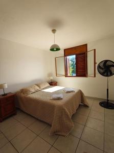 Un dormitorio con una cama con dos toallas encima. en Parque San Martín 53, en San Salvador de Jujuy