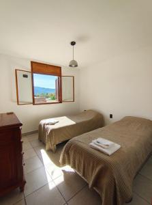 Una habitación de hotel con dos camas y una ventana. en Parque San Martín 53, en San Salvador de Jujuy