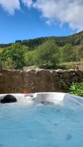 Bazén v ubytování Cocon avec jacuzzi nebo v jeho okolí