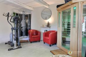 Fitness centrum a/nebo fitness zařízení v ubytování Cocon avec jacuzzi