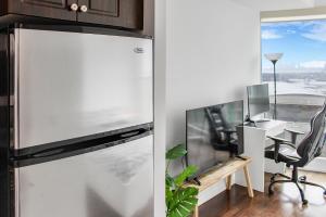 une cuisine avec un réfrigérateur et un bureau avec un ordinateur dans l'établissement Address - 215 Fort York Blvd M5V Steps to YTZ Airport and CN Tower, à Toronto 13 autres photos