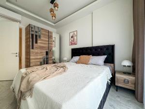 Katil atau katil-katil dalam bilik di Qoople Saga designer apartments in the heart of Alanya +53 gambar