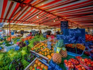 a farmers market with fruits and vegetables on display at Le Cabanon du Marché in Audenge