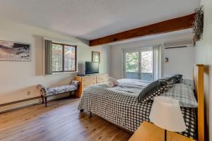 Postel nebo postele na pokoji v ubytování White Mtn Adventure Base! Cozy Bartlett Condo