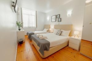 Un dormitorio con dos camas y una ventana. en Dear Porto By Hosty, en Oporto
